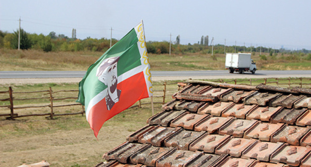 A flag on the roof of one of the houses in an ethnographic village "Shira-Yurt". Part 2. Photo report by the "Caucasian Knot" correspondent Magomed Magomedov A flag on the roof of one of the houses in an ethnographic village "Shira-Yurt". Part 2. Photo report by the "Caucasian Knot" correspondent Magomed Magomedov