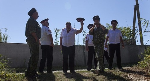 The "Greenpeace" activists claim that the volunteers' base was blocked by Cossacks. Photo: http://www.greenpeace.org/russia/ru/news/2016/09-08-kuban/ The "Greenpeace" activists claim that the volunteers' base was blocked by Cossacks. Photo: http://www.greenpeace.org/russia/ru/news/2016/09-08-kuban/