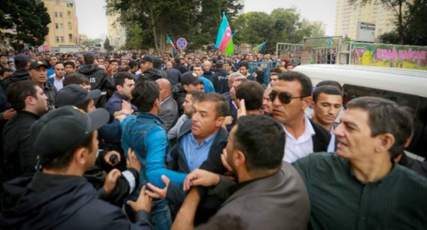 Detention of rally participants in Baku, September 17, 2016. Photo: RFE/RL Detention of rally participants in Baku, September 17, 2016. Photo: RFE/RL