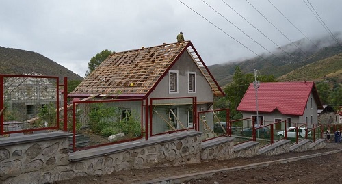 A residential neighbourhood Ariavan in the Kashatag District of Nagorno-Karabakh. September 3, 2016. Photo by Alvard Grigoryan for the "Caucasian Knot" A residential neighbourhood Ariavan in the Kashatag District of Nagorno-Karabakh. September 3, 2016. Photo by Alvard Grigoryan for the "Caucasian Knot"