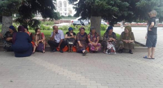 The employees of the company "EKO-M" on strike. Photo: http://www.dagestanpost.ru/novosti/34957-v-maxachkale-vnov-bastuyut-sotrudniki-kompanii-eko-m The employees of the company "EKO-M" on strike. Photo: http://www.dagestanpost.ru/novosti/34957-v-maxachkale-vnov-bastuyut-sotrudniki-kompanii-eko-m