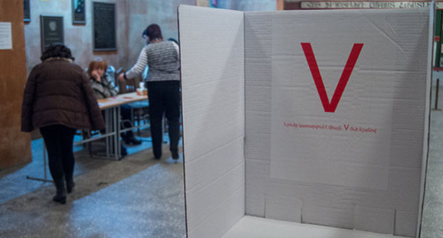 At a polling station in Armenia. Photo: Sputnik/ Asatur Yesayants
http://ru.armeniasputnik.am/exclusive/20160918/4921575/vibori-OMS-Armenia.html At a polling station in Armenia. Photo: Sputnik/ Asatur Yesayants
http://ru.armeniasputnik.am/exclusive/20160918/4921575/vibori-OMS-Armenia.html