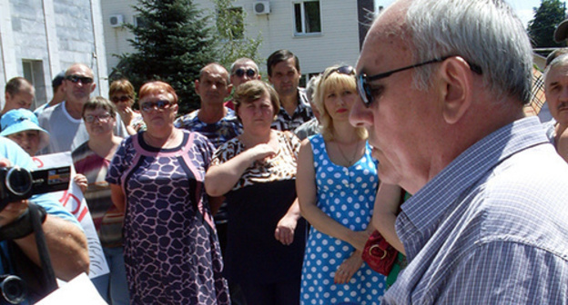 Valery Dyakonov delivers speech in front of protesters in Gukovo. Photo by Valery Lyugaev for the 'Caucasian Knot'. Valery Dyakonov delivers speech in front of protesters in Gukovo. Photo by Valery Lyugaev for the 'Caucasian Knot'.