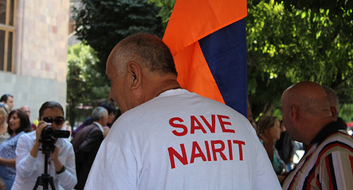 Former employee of Nairit plant in T-shirt with inscription 'Save Nairit!' Photo by Tigran Petrosyan for the 'Caucasian Knot'. Former employee of Nairit plant in T-shirt with inscription 'Save Nairit!' Photo by Tigran Petrosyan for the 'Caucasian Knot'.