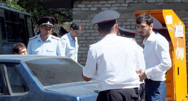 Policemen stopped a car driving pass the mosque, Makhachkala, August 6, 2016. Photo by Patimat Makhmudova for the 'Caucasian Knot'. Policemen stopped a car driving pass the mosque, Makhachkala, August 6, 2016. Photo by Patimat Makhmudova for the 'Caucasian Knot'.