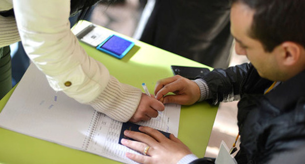 At the polling station in Armenia. Photo: © PAN Photo / Varo Rafayelyan, Hrant Khachatryan, Karo Sahakyan At the polling station in Armenia. Photo: © PAN Photo / Varo Rafayelyan, Hrant Khachatryan, Karo Sahakyan