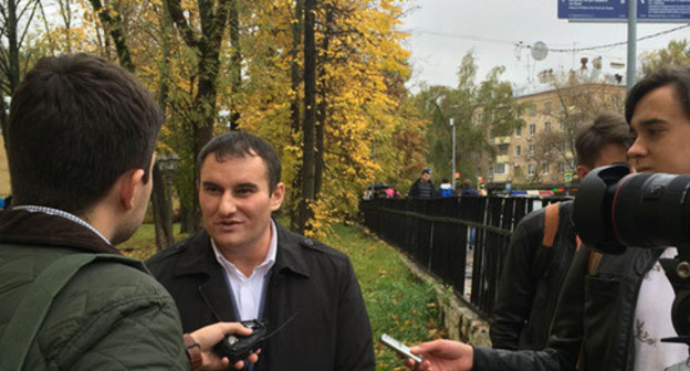 Zaurbek Sadakhanov, the advocate of Khamzat Bakhaev, interviewd by the journalists. Moscow, October 3, 2016. Photo by Yuliya Buslavskaya for the "Caucasian Knot" Zaurbek Sadakhanov, the advocate of Khamzat Bakhaev, interviewd by the journalists. Moscow, October 3, 2016. Photo by Yuliya Buslavskaya for the "Caucasian Knot"