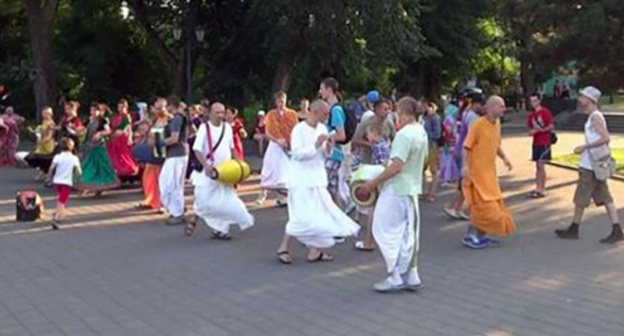 A public event held by the Krishnaites. Photo: www.pravtaganrog.ru A public event held by the Krishnaites. Photo: www.pravtaganrog.ru