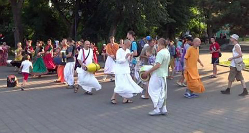 A public event held by the Krishnaites. Photo: www.pravtaganrog.ru A public event held by the Krishnaites. Photo: www.pravtaganrog.ru