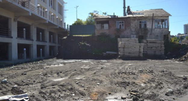 One of the private houses located in Lysaya Gora Street near the new multi-apartment building. Sochi, October 4, 2016. Photo by Svetlana Kravchenko for the "Caucasian Knot" One of the private houses located in Lysaya Gora Street near the new multi-apartment building. Sochi, October 4, 2016. Photo by Svetlana Kravchenko for the "Caucasian Knot"