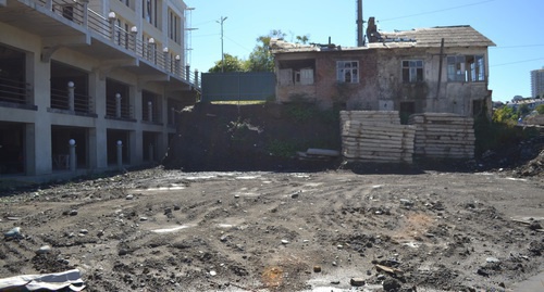 One of the private houses located in Lysaya Gora Street near the new multi-apartment building. Sochi, October 4, 2016. Photo by Svetlana Kravchenko for the "Caucasian Knot" One of the private houses located in Lysaya Gora Street near the new multi-apartment building. Sochi, October 4, 2016. Photo by Svetlana Kravchenko for the "Caucasian Knot"