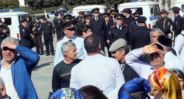 The relatives of disappeared Dagestani residents in the central square of Makhachkala. 03.10.2016. Photo by Patimat Makhmudova for the "Caucasian Knot"
The relatives of disappeared Dagestani residents in the central square of Makhachkala. 03.10.2016. Photo by Patimat Makhmudova for the "Caucasian Knot"