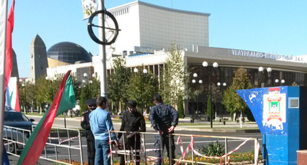The residents of the city go through the metal detectors to get to the building of the State Theatre and Concert Hall (in the background). Grozny, October 5, 2016. Photo by the "Caucasian Knot" correspondent The residents of the city go through the metal detectors to get to the building of the State Theatre and Concert Hall (in the background). Grozny, October 5, 2016. Photo by the "Caucasian Knot" correspondent