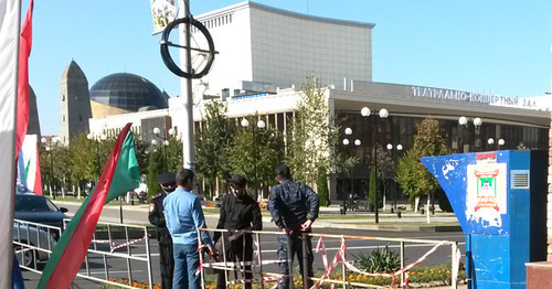 The residents of the city go through the metal detectors to get to the building of the State Theatre and Concert Hall (in the background). Grozny, October 5, 2016. Photo by the "Caucasian Knot" correspondent The residents of the city go through the metal detectors to get to the building of the State Theatre and Concert Hall (in the background). Grozny, October 5, 2016. Photo by the "Caucasian Knot" correspondent