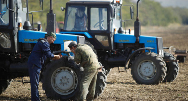 The participants of the "tractor march". Photo: Eduard Kornienko, YUGA.ru The participants of the "tractor march". Photo: Eduard Kornienko, YUGA.ru
