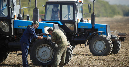 The participants of the "tractor march". Photo: Eduard Kornienko, YUGA.ru The participants of the "tractor march". Photo: Eduard Kornienko, YUGA.ru