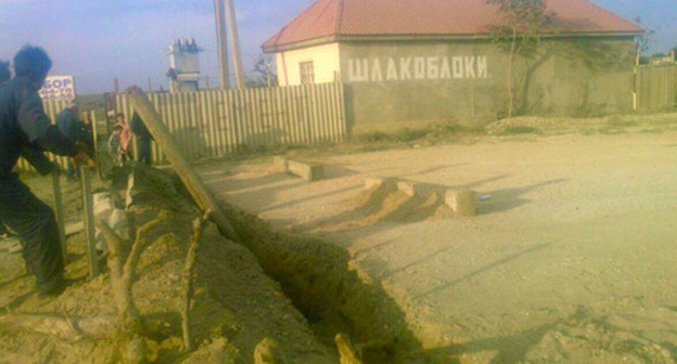 The residents of the village of Shushiya dig up the road to the land in dispute. October 7, 2016. Photo by Patimat Makhmudova for the "Caucasian Knot"