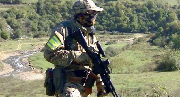 A law enforcer during CTO. Photo: http://nac.gov.ru/kontrterroristicheskie-operacii/v-hode-kto-v-dagestane-neytralizovany-troe-0.html
