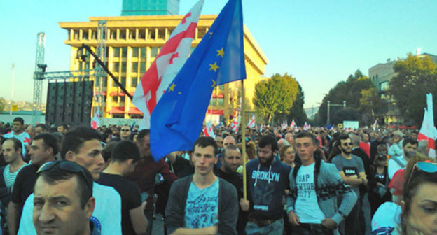 The supporters of the "United National Movement" Party are carrying the flags of Georgia and EU. Tbilisi, October 5, 2016. Photo by Beslan Kmuzov for the "Caucasian Knot"