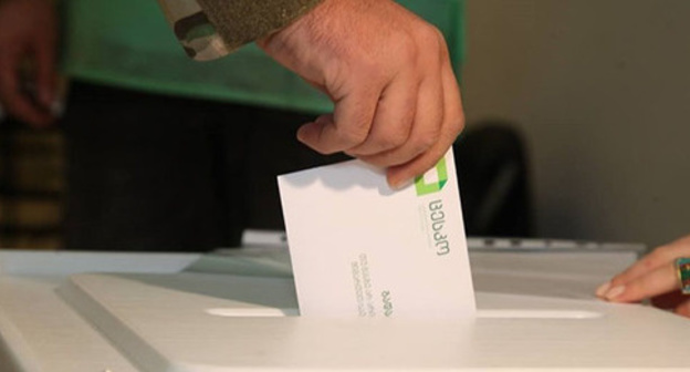At the polling station on Election Day in Georgia. Photo: http://sputnik-georgia.ru/politics/20161007/233424140/Opros-55-chitatelej-Sputnik-idut-na-parlamentskie-vybory-v-Gruzii.html At the polling station on Election Day in Georgia. Photo: http://sputnik-georgia.ru/politics/20161007/233424140/Opros-55-chitatelej-Sputnik-idut-na-parlamentskie-vybory-v-Gruzii.html
