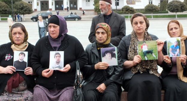 Action by relatives of missing Dagestanis, Makhachkala, October 11, 2016. Photo by Patimat Makhmudova for the 'Caucasian Knot'. Action by relatives of missing Dagestanis, Makhachkala, October 11, 2016. Photo by Patimat Makhmudova for the 'Caucasian Knot'.
