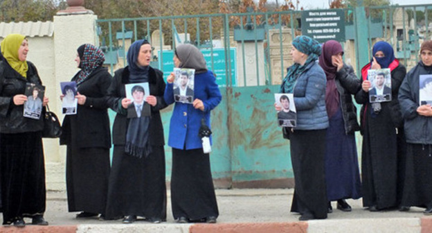 Rally of relatives of Dagestanis kidnapped in different periods of time, Khasavyurt, October 14, 2016. Photo by Patimat Makhmudova for the 'Caucasian Knot'.  