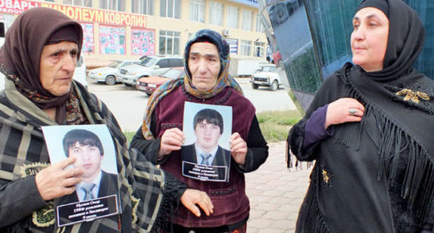 Relatives of Umar Musaev, disappeared in June 2016, at rally in Khasavyurt, October 14, 2016. Photo by Patimat Makhmudova for the 'Caucasian Knot'. 