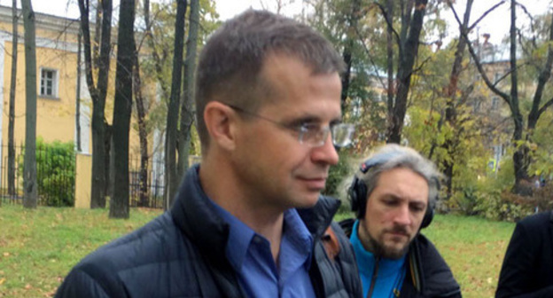 Pavel Karaulov talks to the journalists during rest break near the building of the Moscow District Military Court. 17.10.2016. Photo by Yuliya Buslavskaya for the "Caucasian Knot" Pavel Karaulov talks to the journalists during rest break near the building of the Moscow District Military Court. 17.10.2016. Photo by Yuliya Buslavskaya for the "Caucasian Knot"