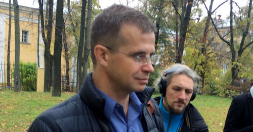 Pavel Karaulov talks to the journalists during rest break near the building of the Moscow District Military Court. 17.10.2016. Photo by Yuliya Buslavskaya for the "Caucasian Knot" Pavel Karaulov talks to the journalists during rest break near the building of the Moscow District Military Court. 17.10.2016. Photo by Yuliya Buslavskaya for the "Caucasian Knot"