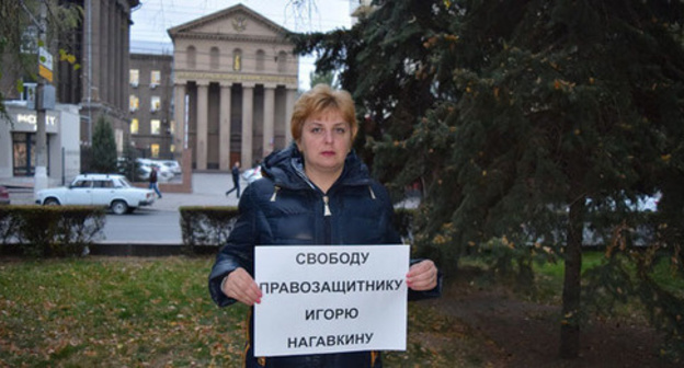 Natalya Shishlina standing in a solo picket. Volgograd, October 19, 2016. Photo by Tatyana Filimonova for the "Caucasian Knot" Natalya Shishlina standing in a solo picket. Volgograd, October 19, 2016. Photo by Tatyana Filimonova for the "Caucasian Knot"