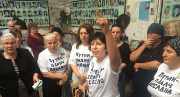 Women-protesters in a gym at School No. 1. Photo: Diana Khachatryan http://www.president-sovet.ru/ Women-protesters in a gym at School No. 1. Photo: Diana Khachatryan http://www.president-sovet.ru/