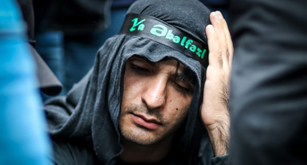 A believer with a headband in honor of Abalfaz, also known as Abbas, Imam Husseyn's brother. Photo by Aziz Karimov for the "Caucasian Knot" A believer with a headband in honor of Abalfaz, also known as Abbas, Imam Husseyn's brother. Photo by Aziz Karimov for the "Caucasian Knot"
