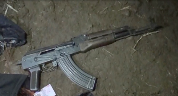 A submachine gun used by the suspects killed in the village of Stalskoe, law enforcers believe. Photo: 05.мвд.рф A submachine gun used by the suspects killed in the village of Stalskoe, law enforcers believe. Photo: 05.мвд.рф