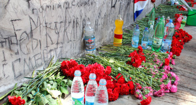 Flowers and bottles of water on the floor of the gym of Beslan school No.1, September 3, 2016. Photo by Emma Marzoeva for the 'Caucasian Knot'. Flowers and bottles of water on the floor of the gym of Beslan school No.1, September 3, 2016. Photo by Emma Marzoeva for the 'Caucasian Knot'.