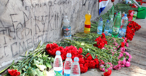 Flowers and bottles of water on the floor of the gym of Beslan school No.1, September 3, 2016. Photo by Emma Marzoeva for the 'Caucasian Knot'. Flowers and bottles of water on the floor of the gym of Beslan school No.1, September 3, 2016. Photo by Emma Marzoeva for the 'Caucasian Knot'.
