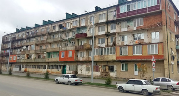 Apartment building No. 118 in Heroes Street in Tskhinvali, October 24, 2016. Photo by Arsen Kozaev for the ‘Caucasian Knot’. Apartment building No. 118 in Heroes Street in Tskhinvali, October 24, 2016. Photo by Arsen Kozaev for the ‘Caucasian Knot’.