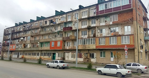 Apartment building No. 118 in Heroes Street in Tskhinvali, October 24, 2016. Photo by Arsen Kozaev for the ‘Caucasian Knot’. Apartment building No. 118 in Heroes Street in Tskhinvali, October 24, 2016. Photo by Arsen Kozaev for the ‘Caucasian Knot’.
