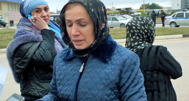 Umraikha Gasanova, mother of missing Islam Magomedov takes part in rally in Khasavyurt, October 14, 2016. Photo by Patimat Makhmudova for the 'Caucasian Knot'. Umraikha Gasanova, mother of missing Islam Magomedov takes part in rally in Khasavyurt, October 14, 2016. Photo by Patimat Makhmudova for the 'Caucasian Knot'.