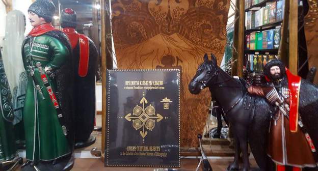 Catalogue "Items of Adyg culture in the collection of the Russian Museum of Ethnography". Photo: https://vk.com/pomoshcherkesamsyrii?z=photo-51170063_437083611%2Fwall-51170063_2502