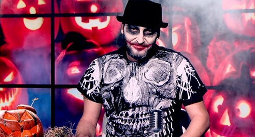 Anchor of TV show Mikhail Kozyrev hosts programme dedicated to Halloween at TV Channel 'Dozhd'. Screenshot: tvrain.ru/lite/teleshow/kozyrev_online/halloween-419942/ Anchor of TV show Mikhail Kozyrev hosts programme dedicated to Halloween at TV Channel 'Dozhd'. Screenshot: tvrain.ru/lite/teleshow/kozyrev_online/halloween-419942/