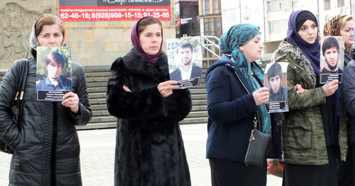 Relatives of missing Dagestanis hold rally in front of Russian Theatre in Makhachkala, October 31, 2016. Photo by Patimat Makhmudova for the 'Caucasian Knot'. Relatives of missing Dagestanis hold rally in front of Russian Theatre in Makhachkala, October 31, 2016. Photo by Patimat Makhmudova for the 'Caucasian Knot'.