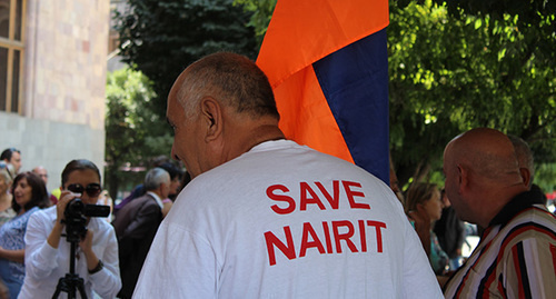 Former employee of Nairit plant in T-shirt with inscription 'Save Nairit!'. Photo by Tigran Petrosyan for the 'Caucasian Knot' Former employee of Nairit plant in T-shirt with inscription 'Save Nairit!'. Photo by Tigran Petrosyan for the 'Caucasian Knot'