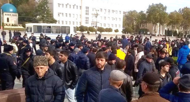 Protesters in Lenin Square in Makhachkala, October 31, 2016. Photo by Patimat Makhmudova for the 'Caucasian Knot'. Protesters in Lenin Square in Makhachkala, October 31, 2016. Photo by Patimat Makhmudova for the 'Caucasian Knot'.
