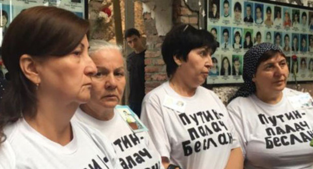 "Voice of Beslan" activists hold protest action, September 1, 2016. Photo by Elena Kostyuchenko (RFE/RL) "Voice of Beslan" activists hold protest action, September 1, 2016. Photo by Elena Kostyuchenko (RFE/RL)