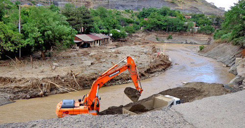 Shore protection works at the Vere river, June 17, 2016. Photo by Inna Kukudzhanova for the 'Caucasian Knot'. 