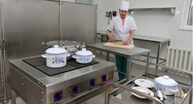 Kitchen in a kindergarten. Photo: http://bloknot-volgograd.ru/news/deputaty-gorodskoy-dumy-odobrili-proekt-autsorsing-793628 Kitchen in a kindergarten. Photo: http://bloknot-volgograd.ru/news/deputaty-gorodskoy-dumy-odobrili-proekt-autsorsing-793628