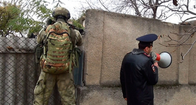The law enforcers during CTO. Photo: http://nac.gov.ru/kontrterroristicheskie-operacii/v-kbr-unichtozhen-bandit-prichastnyy-k-rasstrelu.html The law enforcers during CTO. Photo: http://nac.gov.ru/kontrterroristicheskie-operacii/v-kbr-unichtozhen-bandit-prichastnyy-k-rasstrelu.html