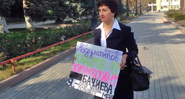 Larisa Bachieva, the deputy coordinator of the Dagestani branch of the LDPR, at a picket. Makhachkala, November 9, 2016. Photo by Patimat Makhmudova for the "Caucasian Knot" Larisa Bachieva, the deputy coordinator of the Dagestani branch of the LDPR, at a picket. Makhachkala, November 9, 2016. Photo by Patimat Makhmudova for the "Caucasian Knot"