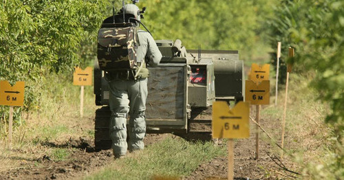 Demining the land. Photo: Sputnik/Said Tsarnaev Demining the land. Photo: Sputnik/Said Tsarnaev