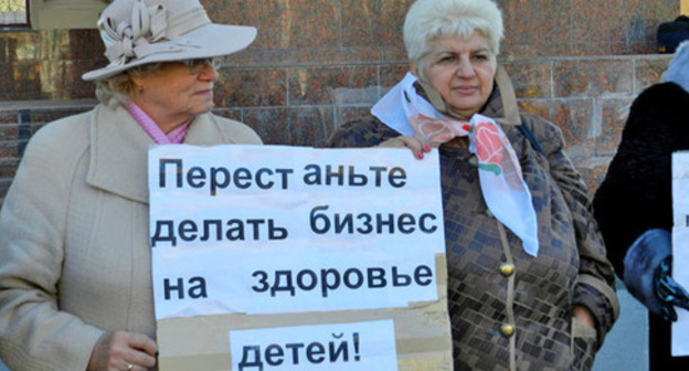 Volgograd residents at a picket demanded to cancel the decision to transfer kindergarten nutrition to outsourcing. Volgograd, November 11, 2016. Photo by Tatyana Filimonova for the "Caucasian Knot" Volgograd residents at a picket demanded to cancel the decision to transfer kindergarten nutrition to outsourcing. Volgograd, November 11, 2016. Photo by Tatyana Filimonova for the "Caucasian Knot"